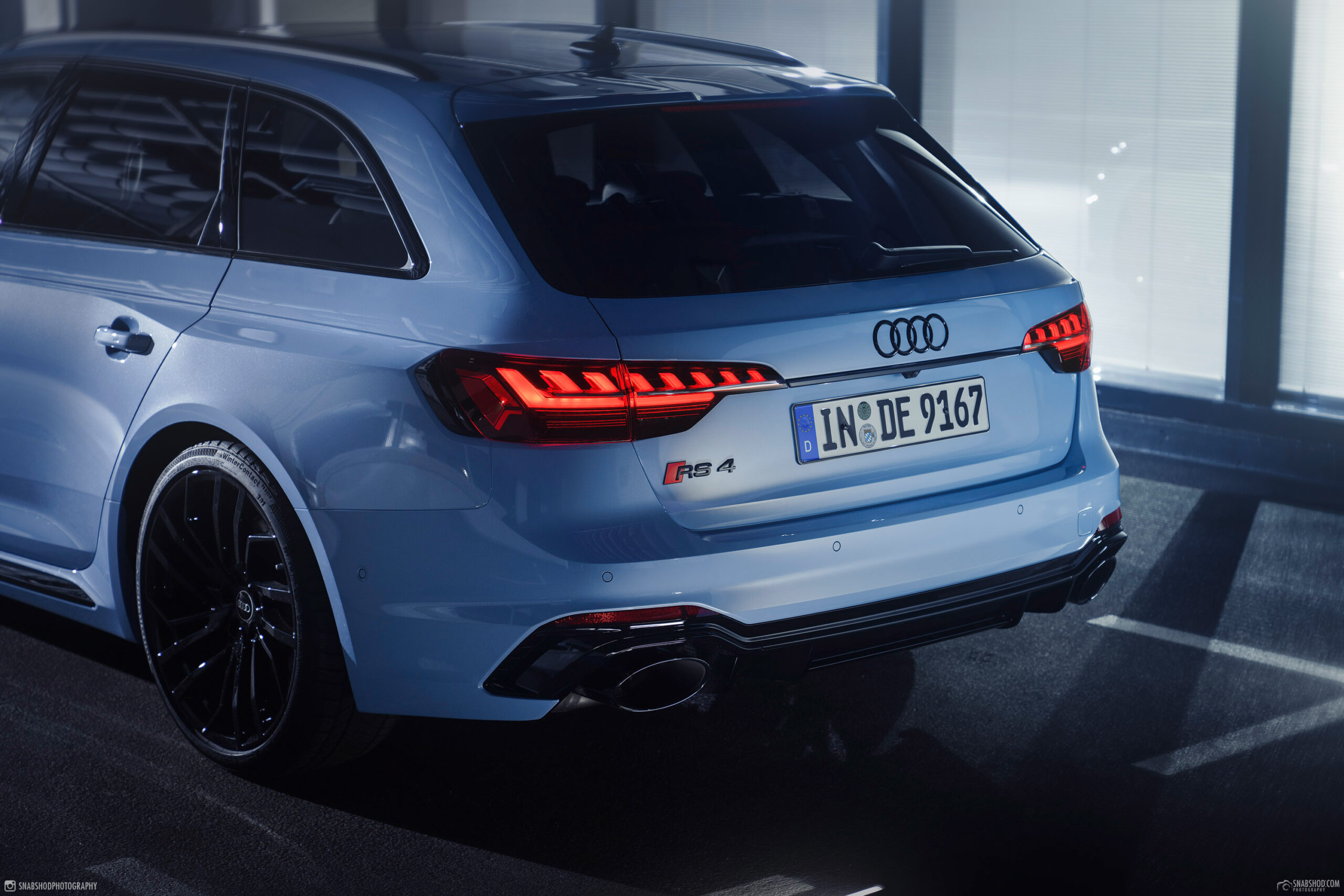 Audi RS4 Avant frosted glass blue